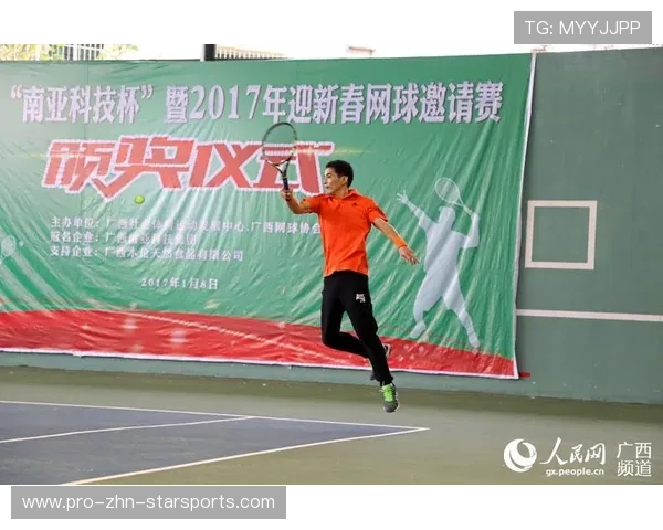 网球高手赛中演绎“天外飞球”惊艳全场 网球高手赛中演绎“天外飞球”惊艳全场